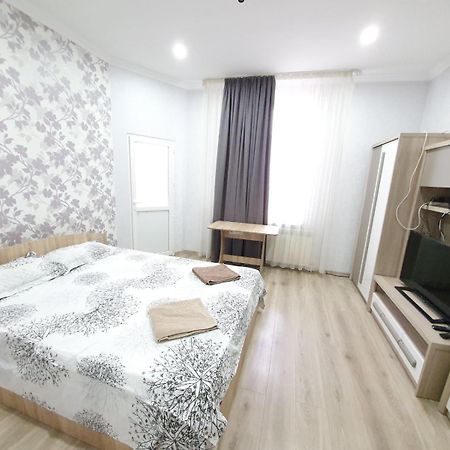 Tourist Home At Stefan Cel Mare With 2 Rooms Kischinau Exterior foto